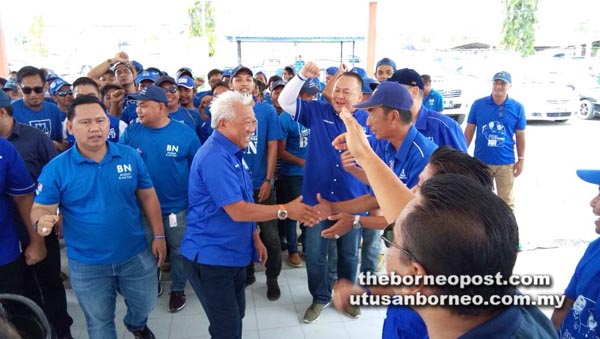 BUNG Moktar bersalaman dengan para penyokong BN.