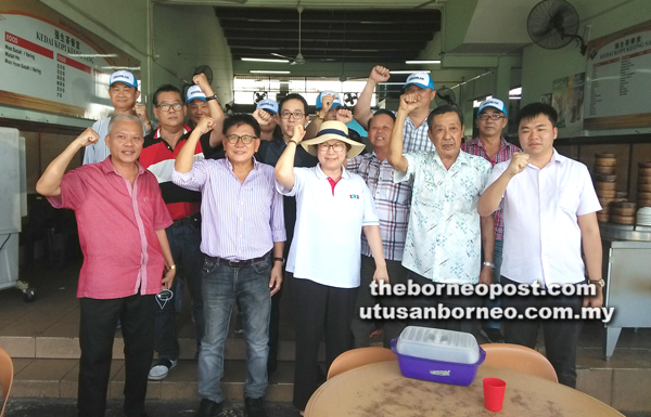 CHRISTINA (tengah), Chin dan pemimpin akar umbi PKR ketika meyantuni rakyat di pasar Sin Onn.