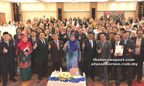 KESEMUA pegawai pendidikan yang diraikan merakam gambar kenangan bersama tetamu kehormat.