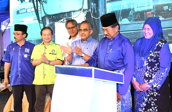 MUSA (dua, kanan) menyempurnakan gimik perasmian Majlis Pecah Tanah Pusat Islam di Sandakan.