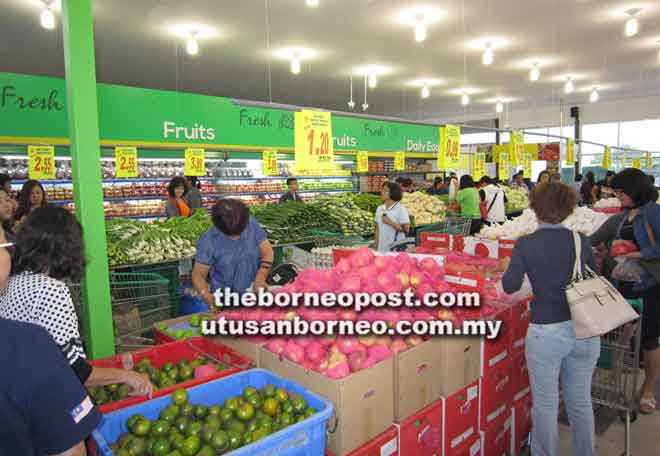  Para pelanggan membeli-belah untuk keperluan harian di Everwin Supermarket yang baharu dibuka.
