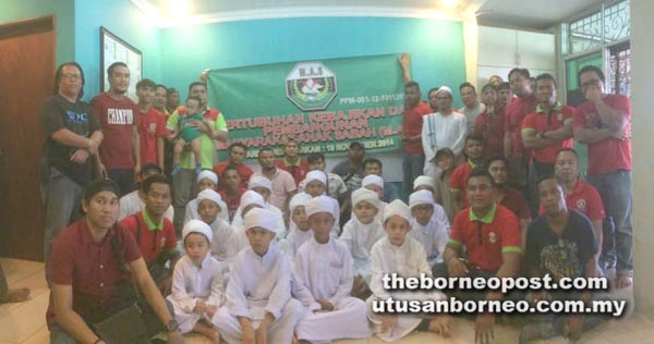 SUHAIMI dan rombongan MAS dan Persatuan Blood Brothers merakamkan kenangan bersama anak-anak Madrasah Tahfiz Nur Sailan.