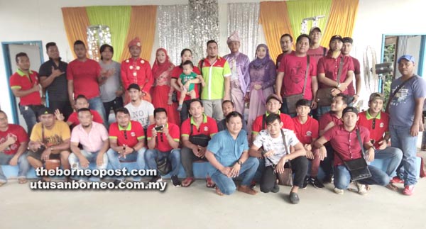 ROMBONGAN MAS dan Persatuan Blood Brothers merakamkan kenangan bersama pasangan pengantin di Tebobon.