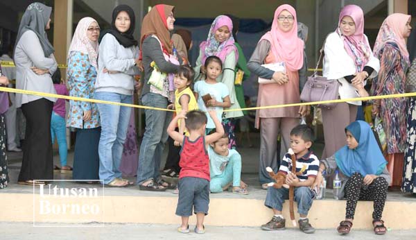 ANTARA isteri-isteri dan anak-anak anggota keselamatan yang turut serta dalam proses pengundian awal.