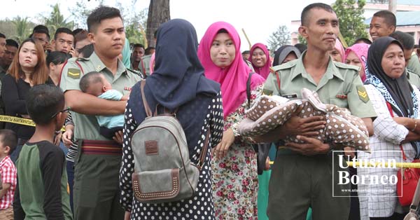 ANTARA anggota tentera yang hadir bersama bayi ketika mengundi awal di Markas 5 Briged Kem Lok Kawi.