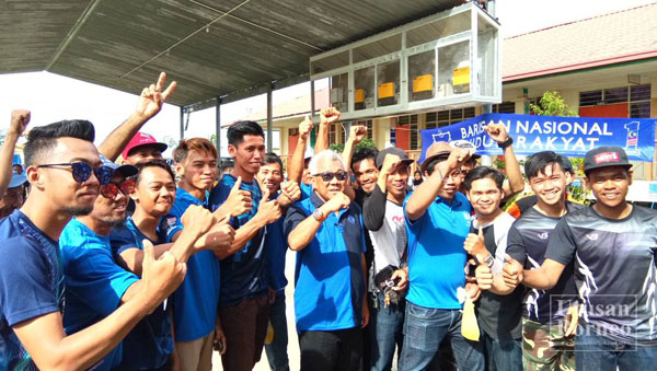 BUNG Moktar bersama para belia di Tanjung Aru.