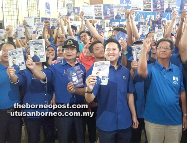 Kurup dan Athur bersama ahli kompenen BN ketika melancarkan manifesto.