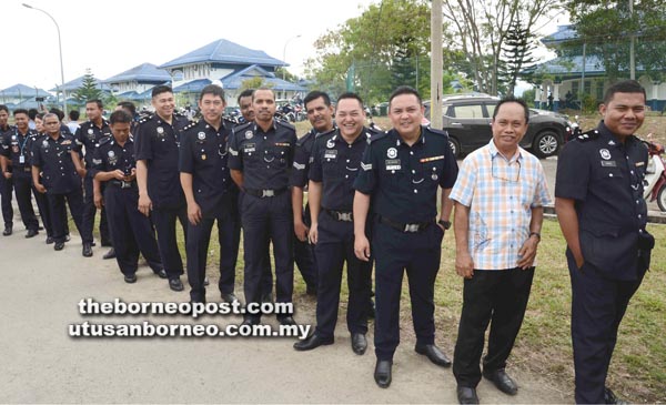 SEBAHAGIAN pegawai dan anggota polis yang beratur untuk mengundi di Mess Pegawai Kanan Polis IPK Sabah pada Sabtu.