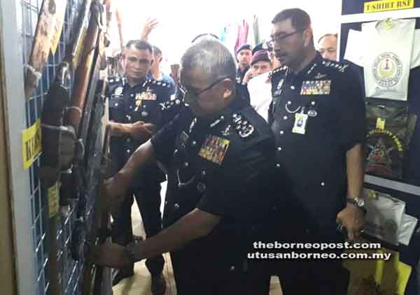 RAMLI (kanan) dan Ketua Polis Daerah Tawau ACP Fadil Marsus (kiri) menemani Ketua Polis Negara Tan Sri Fuzi Harun mengunjungi pameran barang-barang rampasan dalam Ops Tanduo yang dipamerkan kepada orang ramai secara terbuka untuk pertama kalinya.