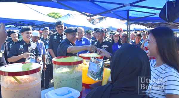 UZI bersalaman dengan para peniaga di kawasan perumahan Flat MPS Karamunting.