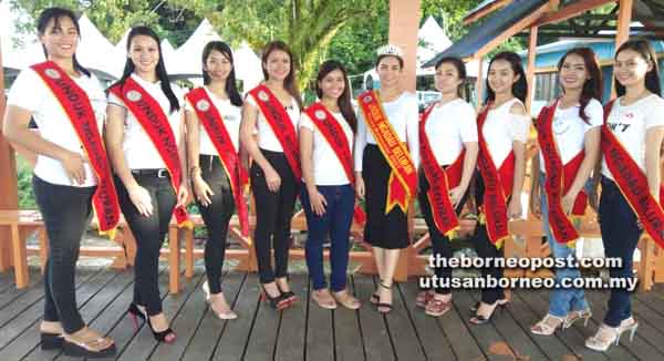  SEMBILAN finalis Unduk Ngadau Beluran 2018 bersama Unduk Ngadau 2017, Amy Clevenna Johanes, 22 (lima kanan) ketika sesi pendaftaran dan pengenalan peserta pada 5 Mei lalu, bergambar di jeti Pekan Beluran berhampiran Dataran Muara Beluran yang turut menempatkan replika udang galah dan ikan patin yang menjadi ikon dan mercu tanda Pekan Beluran.