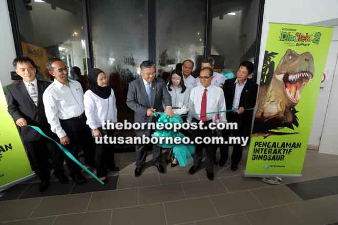  Mohamad Morshidi memotong reben untuk menyempurnakan majlis prapelancaran Petrosains PlaySmart Kuching-Pameran DinoTrek2 di Dewan Suarah Kuching, baru-baru ini.