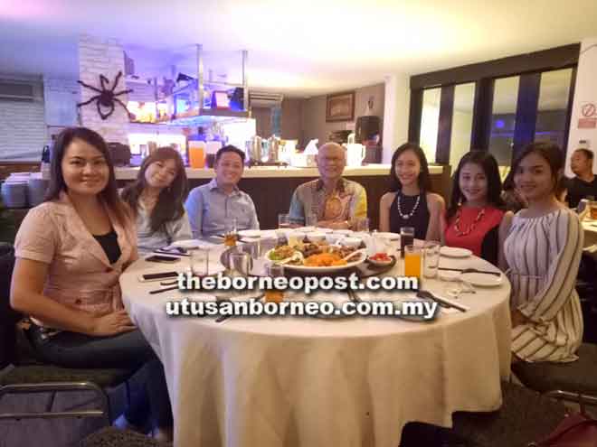  Minos (tengah) bersama (dari kanan) Natalie, Jemima dan Valerie serta penganjur Miss Borneo Bau Wendy Ernest (kiri) pada majlis makan malam penghargaan Sambutan Hari Bung Bratak yang diadakan pada 1 Mei lalu.