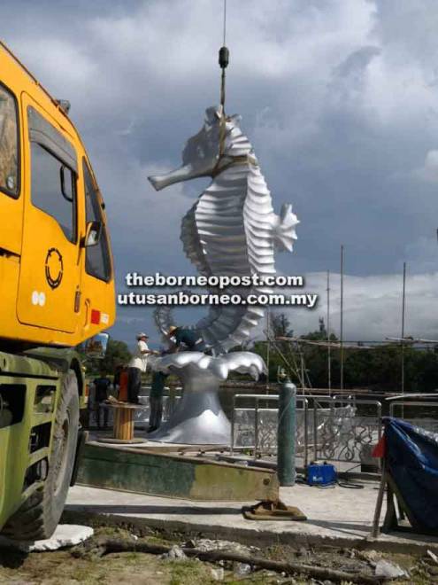  Arca kuda laut yang akan menjadi ikon kebanggaan Miri bersedia untuk dipasang di hadapan tebing dan menghadap kuala Sungai Miri serta Laut Cina Selatan. 