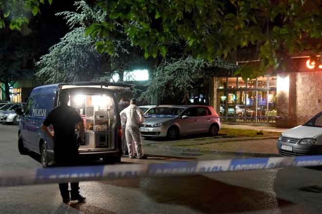  Polis dilihat berkawal di kawasan di mana seorang penyerang menembak seorang pemberita siasatan wanita di Podgorica, Montenegro kelmarin. — Gambar AFP 