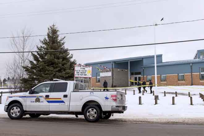  Gambar menunjukkan pemandangan di luar Sekolah La Loche di Kanada pada 29 Januari, 2016. — Gambar Reuters