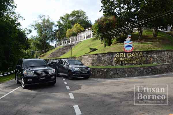 KENDERAAN rasmi Tan Sri Musa Aman kelihatan memasuki semula perkarangan Sri Gaya pada jam 4.25 petang tadi. Difahamkan, Musa akan kembali semula ke Istana Negeri pada jam 8 malam ini. - Gambar oleh ELTON GOMES.