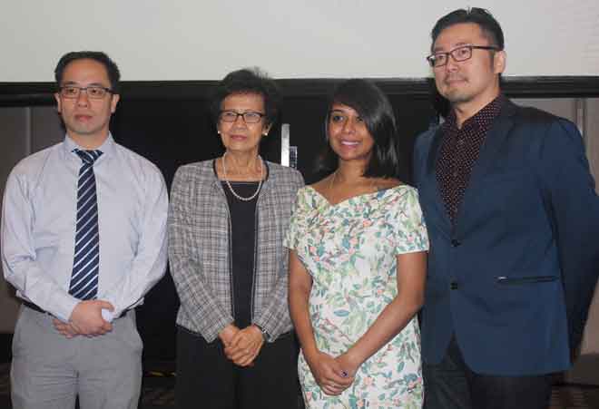  (kanan) Dr Michael Ang Jin Kiat, bersama (dari kiri)  Dr Ng Chong Guan,  Dr Ang Kim Teng dan Dr Gayatri Gunasagaran pada bengkel ‘First Aid for Mental Health Emergencies’ yang diusahakan oleh Pfizer Malaysia di Kuala Lumpur. — Gambar Bernama