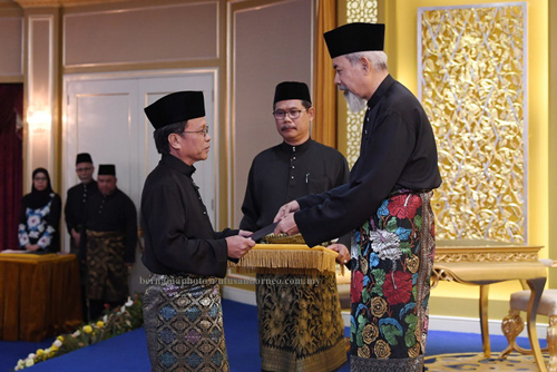 Tun Juhar Mahiruddin menyampaikan watikah pelantikan kepada Shafie sebagai Ketua Menteri Sabah pada Istiadat Angkat Sumpah Jawatan Ketua Menteri Sabah di Istana Negeri malam ini. - Foto BERNAMA 