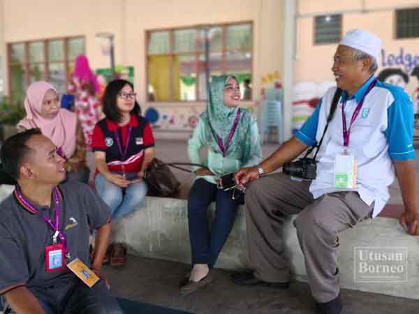 ISMAIL (kanan) berkongsi kisah pahit-manisnya kepada rakan pemberita sepanjang pengalaman beliau bertugas sebagai pemberita yang sudah membuat liputan berita sebanyak 10 kali PRU.