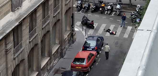  Seorang lelaki yang cedera ditikam terbaring di atas jalan di Rue Marsollier, Paris kelmarin dalam gambar yang diperolehi daripada media sosial. — Gambar Reuters