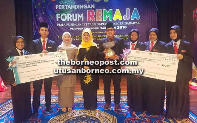  Menteri Kebajikan, Kesejahteraan Komuniti, Wanita, Keluarga dan Pembangunan Kanak-Kanak Dato Sri Fatimah Abdullah bergambar bersama pelajar dan guru SMK Oya, Mukah yang menjuarai Pertandingan Forum Remaja 2018 Peringkat Negeri.