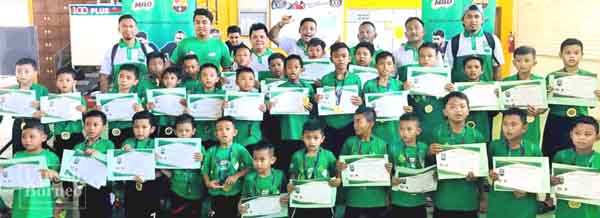 PARA peserta Klinik Jaguh Milo 2018 bersama para pegawai semasa majlis penutupan di Gelanggang Sandakan Futsal pada Sabtu.