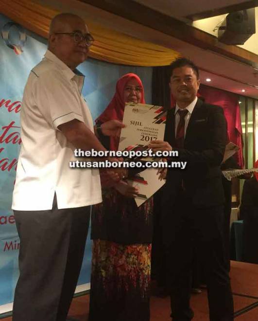  Adam nyuaka sijil APC ngagai siku ari staf PPD Miri Mohamad Rizanuddin Salaiman. Sama bisi dipeda Shirini rambau APC 2017 PPD Miri di sebuah hotel tebilang ditu, kemari.