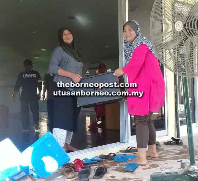  Golongan wanita tidak ketinggalan membantu membersih bahagian dalaman masjid.