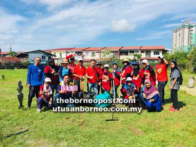  Janudin (berdiri empat dari kiri) bersama para peserta yang terlibat dalam program gotong-royong berkenaan.