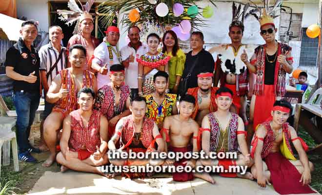  Nyawai (berdiri, empat kiri) ketika bersama peserta berjaya menamatkan kelas ngajat di Sibu, kelmarin.