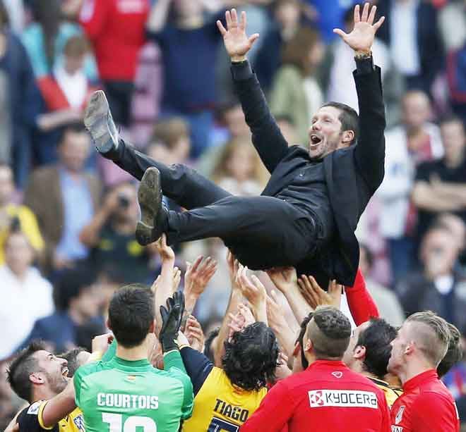  Simeone dijulang oleh para pemain ketika meraikan kejayaan Atletico menjuarai kejuaraan La Liga Sepanyol selepas perlawanan menentang Barca di Nou Camp, Barcelona dalam gambar fail bertarikh 17 Mei 2014. — Gambar Reuters