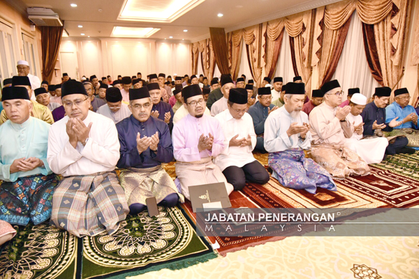 JUHAR (lima kanan), Shafie (tengah), Syed Abas (empat kanan), Nor Rizan (dua kiri), Sukarti (tiga kiri) dan Bongsu (empat kiri) mengaminkan bacaan doa sejurus solat Isyak secara berjemaah.