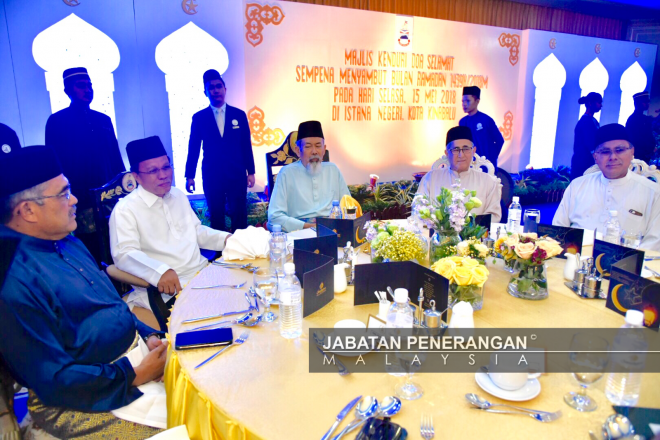 JUHAR bersama Shafie (dua kiri), Syed Abas (dua kanan), Nor Rizan (kanan) dan Sukarti (kiri) di meja utama.​