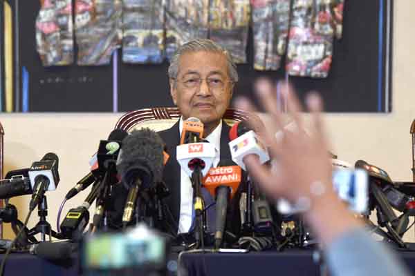  Perdana Menteri Tun Dr Mahathir Mohamad pada sidang media di Yayasan Kepimpinan Perdana hari ini.-Bernama.