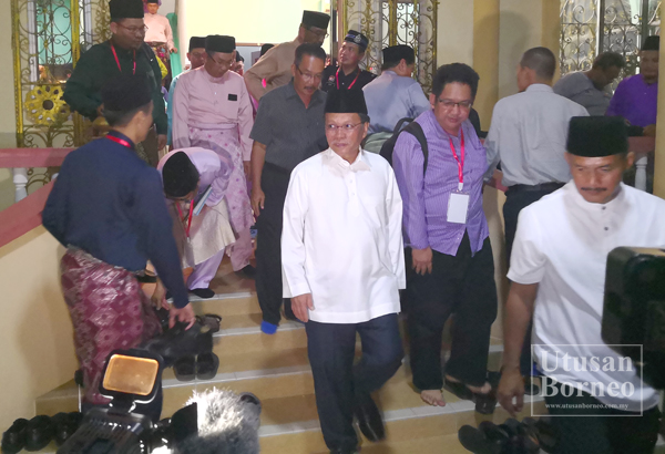 SHAFIE (tengah) ketika meninggalkan majlis itu.