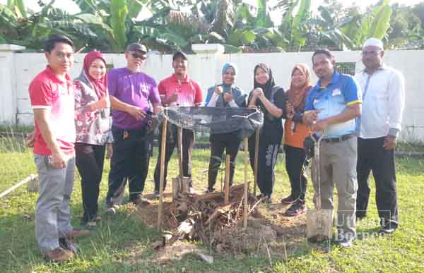  ZAINAB (lima dari kiri) dan kakitangan Politeknik Kota Kinabalu bersama anak pokok yang telah ditanam.
