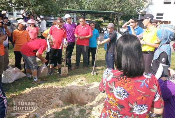 KAKITANGAN politeknik mendengar taklimat daripada Hairul tentang kaedah menanam pokok yang betul.