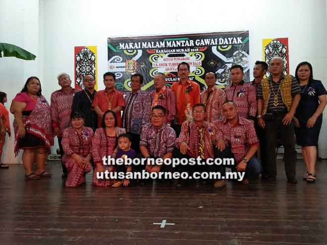  Francis (bediri, enam kiba) begulai enggau bala temuai ke datai ba Pengerami Mantar Gawai Dayak bagi menua Mukah.