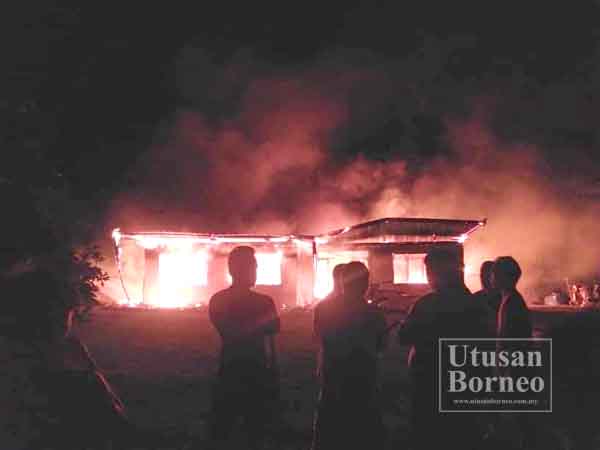 API marak memusnahkan rumah jenis kekal itu malam Rabu lalu.