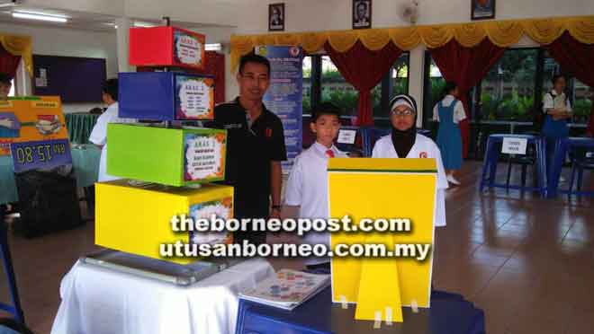  Azman bersama dua pelajarnya menyertai Konvensyen Hepili Negeri Sarawak 2018.
