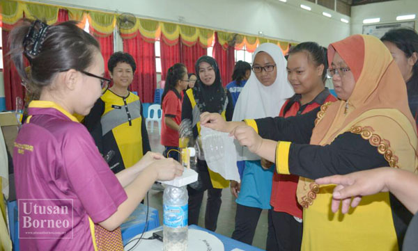 PANEL penilai sedang menguji kipas ciptaan pelajar.