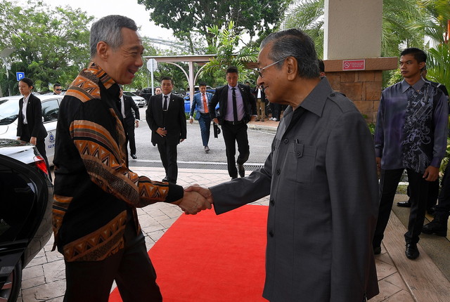 Dr Mahathir menyambut ketibaannya rakan sejawatnya dari Singapura, Lee di Yayasan Kepimpinan Perdana hari ini.