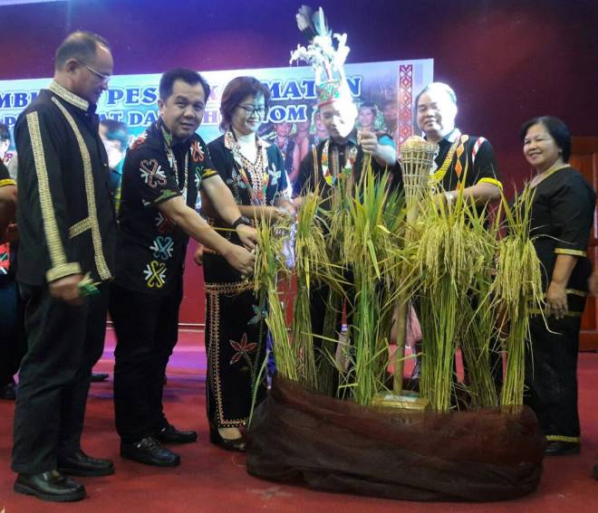 PETER memalu gong sebanyak tiga kali dalam gimik perasmian Sambutan Pesta Kamaatan tersebut.