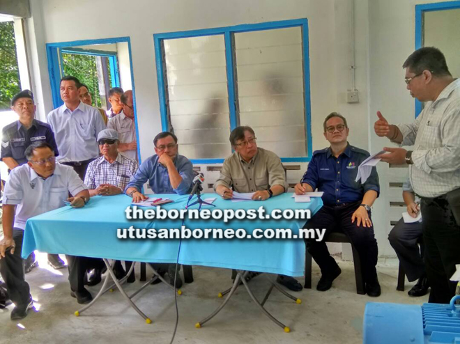  Abang Johari mengadakan lawatan kerja  meninjau dan mengatasi krisis air di kawasan Kabong semalam.