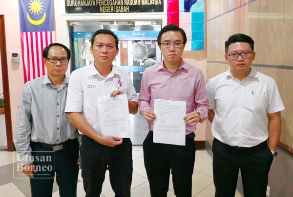 PHOONG (dua kanan) dan Tan (dua kiri) bersama ahli DAP lain selepas membuat laporan di Pejabat SPRM Sabah.