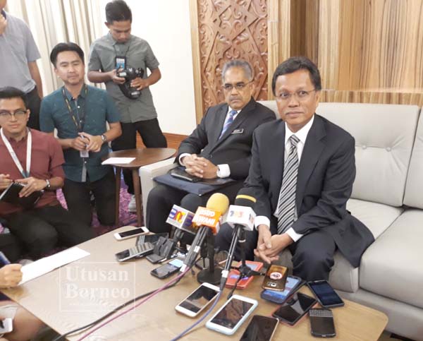 SHAFIE (kanan) bersama Setiausaha Kerajaan Negeri Tan Sri Sukarti Wakiman (kiri) semasa sidang media selepas mengadakan perjumpaan dengan ketua-ketua jabatan di peringkat negeri.
