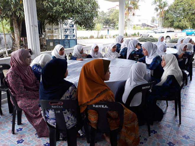 ANTARA penyelia dan penghuni Rumah Anak Yatim Al-Aman.