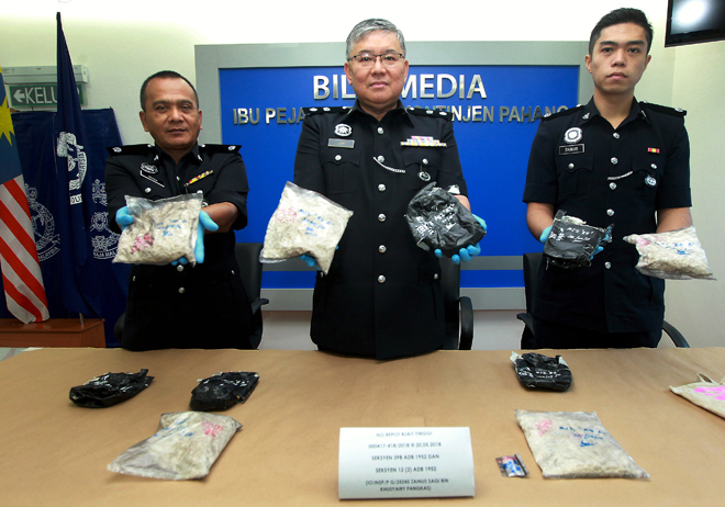  Lam (tengah) bersama pegawai menunjukkan dadah dipercayai jenis heroin seberat 2.27 kilogram pada sidang media di Kuantan, semalam.  — Gambar Bernama