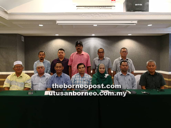  Hamid (tengah) bersama rakan-rakannya mengisytiharkan mereka melepaskan jawatan dan keluar dari UMNO berkuat kuasa serta-merta.